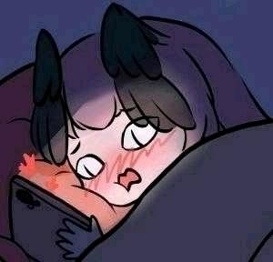 这是一张卡通风格的图片，描绘了一位有着黑色猫耳的女孩躲在被窝里，正低头看着手中的手机。女孩脸颊泛红，眼神带着羞涩与一丝惊讶，显然是在手机上看到了让自己难为情的内容。图中没有双关、谐音梗或暗示类内容。