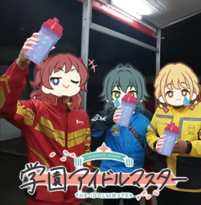 这是一张粉丝自制的趣味玩梗P图，将《学园偶像大师》中的三位二次元角色——花海咲季、月村手毬、藤田琴音的头像，分别替换到三位穿着不同外卖平台制服（红色、蓝色、黄色）的真人头上。三位“角色化”的外卖员都举着同款带红色盖子的水杯，角色表情各不相同：花海咲季wink显得十分开心，月村手毬流汗露出无奈神情，藤田琴音则是委屈哭泣的样子，与现实中外卖员的工作状态形成有趣的反差感。图片底部标注了《学园偶像大师》的日文与英文标题，整体通过二次元偶像与三次元外卖员的场景结合，制造出搞笑的反差萌效果，没有双关或谐音梗。