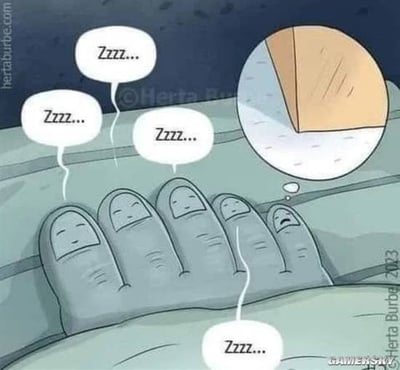 这张漫画风格的图片描绘五只脚趾头在盖被子睡觉，大脚趾到四脚趾都很安稳地发出“Zzzz...”的睡觉声音，只有最小的小脚趾露在外面，神情郁闷，脑袋里幻想着一块像缺了角的馅饼，形象表现了人们晚上睡觉时被子不够长、脚容易露在外边的尴尬。画面拟人化幽默，容易让人产生共鸣。无明显双关或谐音梗。