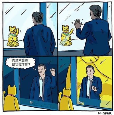 这张四格漫画描绘了一位西装男子站在玻璃橱窗前看着招财猫（日本招财猫玩偶）摆动手臂，男子以为招财猫在跟自己招手。他尝试回应，甚至还陷入自我怀疑与感慨，形成一种尴尬又自嘲的氛围。漫画最后突出了“自作多情”或“工作压力/孤独”的梗。整体画面风格轻松搞笑，适合用于表达职场中的无奈、自嘲、错觉等情境。

其中有明显的“人和物互动”的双关玩笑元素，剧情用幽默的方式吐槽职场人自我感动或缺乏社交的现象。