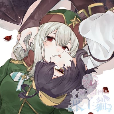 这是一幅游戏《原神》的百合向同人插画，画面里身着军装风格服饰的申鹤，眼神带着羞涩，将胡桃拥入怀中，胡桃的脸贴近申鹤，画面中飘落着玫瑰花瓣，整体氛围暧昧又甜蜜，是CP向的原创二次创作内容。
无双关、谐音梗或暗示内容。