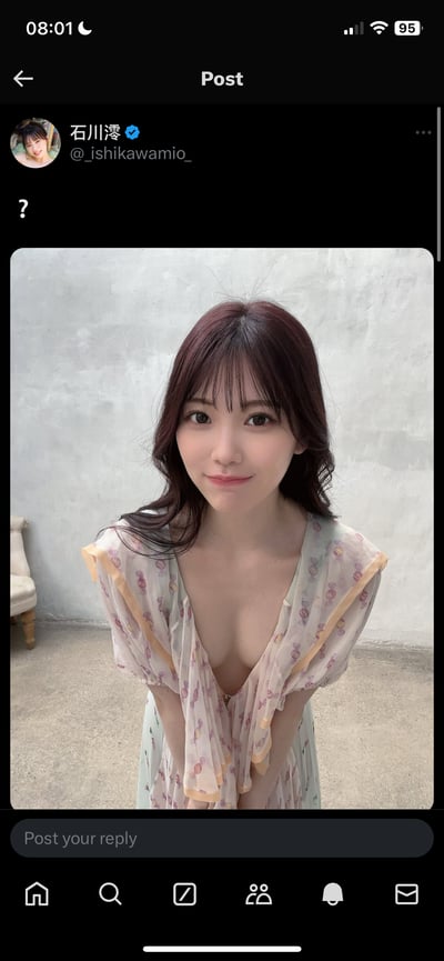 这是日本艺人石川澪在X（原Twitter）平台发布的个人动态，仅配文一个问号。配图中她穿着印有糖果图案的浅色系透视上衣，微微俯身面向镜头，脸上带着温柔的笑意，背景是简约的水泥墙面，一旁还有一把浅色椅子，整体画面风格清新柔和，给人亲切的感觉。