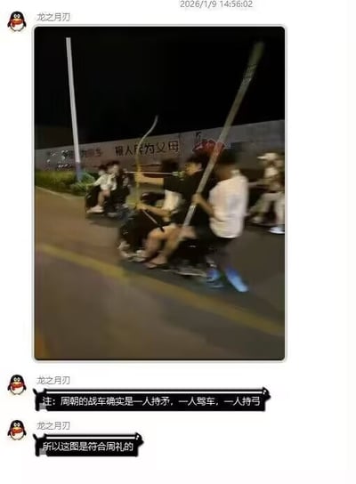 夜间街道上，一辆三轮车上坐着三个人，一人驾车，一人手持长杆状物，被网友幽默地类比为周朝战车的配置。图片配有文字说明：'注：周朝的战车确实是一人持矛，一人驾车，一人持弓'，并评论'所以这图是符合周礼的'，形成古今对比的搞笑效果。