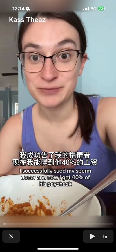 这是海外博主Kass Theaz的短视频截图，画面中博主戴着黑框眼镜，露出惊讶的表情面对镜头，面前放着一个有剩余食物的餐盘。画面配有中英双语字幕，内容为博主声称自己成功起诉了捐精者，现在能够获得对方40%的工资，该内容涉及捐精者的法律责任与经济义务，具有较强的争议性。