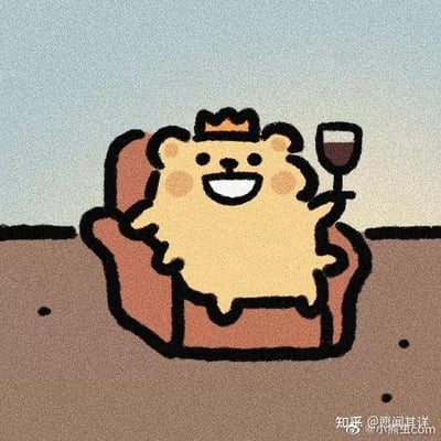 这是一张简约涂鸦风格的静态单图，画面主体是一只戴着迷你皇冠的浅棕色卡通小熊，它惬意地瘫在棕色沙发椅上，咧嘴露出大大的笑容，神态十分开心愉悦，一只手举着装有深色液体的高脚杯，仿佛在享受悠闲放松的贵族式时光。整体画风软萌可爱，传递出一种享受生活、毫无压力的轻松氛围，图中没有双关、谐音梗或暗示内容。