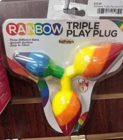 图片展示了一款名为"Rainbow Triple Play Plug"的产品包装。包装上有三个不同尺寸、彩虹颜色的锥形物体连接在一起，形成Y字形结构。包装正面标明了产品特点：三种不同尺寸、表面光滑、易于清洁。右上角有品牌标识"Hot Products"。包装顶部的价格标签显示售价为32.99美元。产品整体呈现鲜艳的彩虹配色，包括红、橙、黄、绿、蓝、紫等颜色。