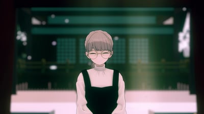 图片中是一位戴着眼镜的灰发动漫少女，她面带微笑，穿着白色高领上衣和黑色背带裙。背景是一个传统日式风格的室内场景，有木质结构和格子窗，光线柔和，营造出宁静的氛围。