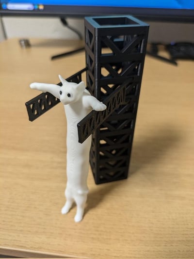 这是一个创意3D打印桌面摆件，将细长造型的白色猫咪模型与黑色塔吊模型结合，猫咪的前肢搭在塔吊的横梁上，呈现出仿佛挂在塔吊上的趣味姿态，猫咪表情呆萌，整体造型搞怪有趣，充满创意。