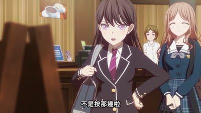 动漫《MyGO!》中的场景截图，展示三位身着校服的少女在咖啡厅内互动。前景中黑长直少女有着紫色眼眸，表情惊讶，手持书包侧身站立，一手叉腰；右侧金发少女面带微笑，穿着蓝色校服裙，双手交握于身前；背景中棕色短发少女平静站立。画面下方有字幕“不是按那边啦”，整体氛围轻松日常。