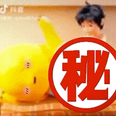 这是一张合成动态图，画面左侧是动画角色奶龙，它正抬起一只手做出摆手的动作，神态活泼；画面后方有一个真人小孩，正看向奶龙的方向。右下角有一个红色圆形边框的“秒”字覆盖在画面上，整体风格轻松搞笑，“秒”字常用来表达秒懂、秒答应等快速回应的情绪场景。