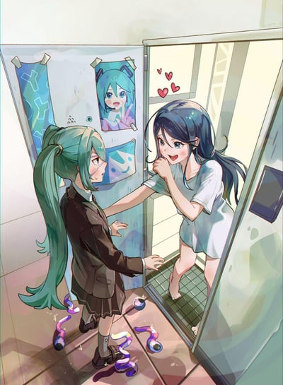 这是一幅二次元原创插画，画面呈现了充满趣味的场景：扎着高马尾的绿发女生身着校服，站在贴有初音未来海报的储物柜前，脸上满是慌张与惊讶的神情；一旁淋浴间的门被打开，一位黑发女生穿着宽松白T恤、赤脚站在里面，双手做出激动的姿态，头顶飘着爱心符号，正伸手拉住绿发女生。地面散落着装饰彩条和彩球，似乎刚有过庆祝活动，整体氛围生动展现了粉丝见到心仪偶像（或相似造型的人）时的狂喜，以及被拉住的女生的手足无措。