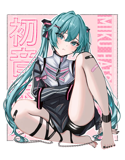 这是一幅初音未来的原创同人插画，画面中的初音有着标志性的薄荷绿双马尾，搭配黑粉配色的发饰，身着灰粉撞色的个性服饰，脸颊泛红、嘟着嘴，带着委屈又傲娇的神情。她单膝跪地，脚踝处配有锁链装饰，腿上贴着不同款式的创可贴，整体风格软萌中带着一丝叛逆感。背景为粉色波点底，左侧有白色描边的“初音”艺术字，右侧则是重复排列的“MIKU HATSUNE”英文，画面边框为黑色手绘风格，视觉效果活泼又富有设计感。