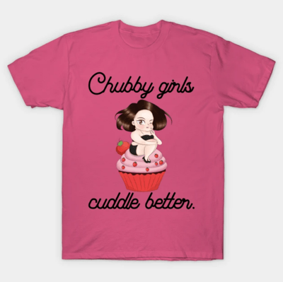 一张粉色T恤的设计图，正面印有黑色手写体文字“Chubby girls”和“cuddle better.”，中间是一个卡通风格的胖女孩形象——她有着棕色短发，身穿黑色比基尼，正俏皮地坐在一个红色纸杯蛋糕上，蛋糕顶部有粉色奶油和红色草莓装饰。整体风格可爱活泼，传递出对丰满身材的积极态度。