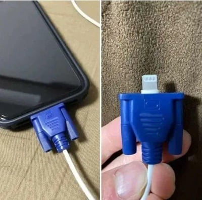 这是一张左右对比的多图拼接图，左侧画面呈现一个蓝色VGA接口“插入”苹果手机充电口的场景，营造出一种违和又离谱的视觉效果；右侧画面则揭晓谜底，原来只是将废弃的VGA接口外壳套在了苹果Lightning充电头的外部，是一个网友自制的趣味改装小道具，通过视觉错觉制造出搞笑的整活效果，图中没有双关、谐音梗等内容，仅为单纯的趣味DIY创作。