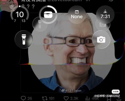 这是一张恶搞的苹果手机控制中心界面截图，将一位戴眼镜白发男子的夸张笑容面部特写与手机界面元素结合。界面上显示了手电筒、相机等功能图标，以及时间7:31和电池状态等信息。左上角有汤姆猫的卡通头像和三个问号，底部有类似社交媒体平台的互动数据显示。