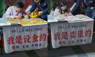 左右对比图展示了两个街头小贩的摊位场景。左侧摊位上，一名穿浅紫色上衣的男子正低头专注于桌上的饰品，旁边有人递来一个金色元宝，摊位招牌写着“HELLO WELCOME 我是设金的 银饰 玉珠 手编绳”，桌上铺满金色箔片类物品。右侧摊位中，一名戴眼镜的女子正在红色小杯旁制作饰品，摊位招牌为“HELLO WELCOME 我是卖银的 银饰 玉珠 手编绳”，桌上摆放着卷状饰品和各类小物件。两张图场景相似，主要差异在于招牌文字“设金”与“卖银”的有趣对比，营造出幽默效果。
