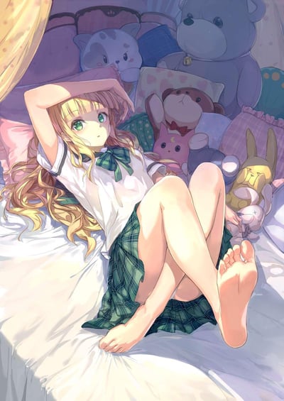 画面呈现了一位有着金色卷发、翠绿眼眸的JK少女，她躺在堆满各类毛绒玩偶的柔软床铺上，一只手臂抬起遮挡在额头上方，另一只手放在身侧，双腿自然弯曲，眼神带着一丝懵懂看向画面之外。周围的玩偶包含小熊、兔子等多种形象，搭配着带有花边、格纹的抱枕，整体色调柔和温暖，充满了治愈的少女感，营造出慵懒又温馨的卧室日常氛围。
