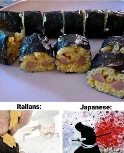 这是一张上下结构的搞笑梗图，上半部分展示了一款“黑暗融合料理”——将意大利风格的通心粉奶酪（搭配午餐肉）用日本寿司的海苔卷制方式做成类似寿司的形态，强行将两种不同饮食文化的食物形式结合。下半部分分为左右两栏，左栏标注“Italians:”，搭配掰断意面的手和神态崩溃的意大利厨师形象，用来表现意大利人对本国传统意式食物被“魔改”的愤怒与无法接受；右栏标注“Japanese:”，搭配做出切腹动作、周围有血迹喷溅的日本武士剪影，夸张地表现日本人对本国传统寿司被改造的绝望与崩溃情绪，整体用戏谑的方式调侃不同国家民众对本国传统饮食文化被跨界改造的强烈抵触心理。