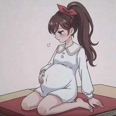 图中呈现了一位扎着高马尾、系着红色蝴蝶结的卡通少女，她身着白色修身连衣裙，跪坐在红色垫子上，一只手轻轻放在隆起的孕肚上，脸上带着低落、疲惫的神情，嘴边的小气泡传递出她的无力感，整体氛围惆怅，似乎正被孕期的疲惫或心事困扰。图中没有双关、谐音梗或暗示内容。