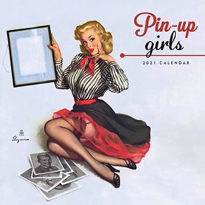 这是一张2021年《Pin-up Girls》日历的封面插画，采用经典Pin-up艺术风格。画面中是一位金发卷发女性，身着黑白条纹衬衫搭配红色蝴蝶结领结，红色腰带束腰，黑色短裙下露出红色衬裙。她单膝跪地坐在地上，左手持一个内为空白的长方形相框，右手轻触下巴，表情俏皮迷人。脚边散落着几张黑白照片。画面右侧有红色与黑色字体的“Pin-up girls”标题及“2021 CALENDAR”字样，背景为浅色纹理底。左下角可见艺术家签名“Elvgren”及“© USA”标识。