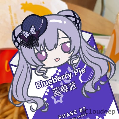 这是一张实拍照片与手绘Q版角色结合的同人图。画面主体是一包紫白配色的麦当劳蓝莓派，包装上印有英文“Blueberry Pie”、中文“蓝莓派”，以及“PHASE #7”“DX_SCOPE”等字样。包装后方叠加了一个淡紫色长发的Q版动漫女孩，角色为《偶像大师 闪耀色彩》中的三峰结华。她梳着双团子头和长长的波浪双马尾，发间系有黑色饰带，左侧佩戴深蓝色小礼帽，帽子上有波点蝴蝶结和黑色蕾丝纱饰；紫色眼睛、脸颊微红、嘴巴微张，神态可爱。背景能看到麦当劳红色薯条盒、薯条、牛皮纸袋和饮料杯，整体色调与角色的紫色形象相呼应。右下角有作者水印“@Cloudeep”。