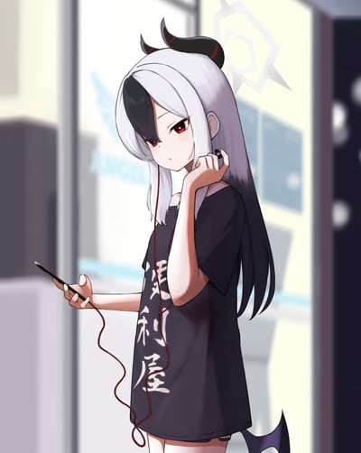 插画中是一位动漫风格的少女，她有着黑白渐变的长发，头上长着黑色的恶魔角，身后有一条黑色的尾巴。少女穿着印有'便利屋'字样的黑色T恤，右手拿着手机，左手将红色耳机线绕在手指上，正准备听音乐。背景似乎是在一个室内场所，有玻璃窗和模糊的标识。