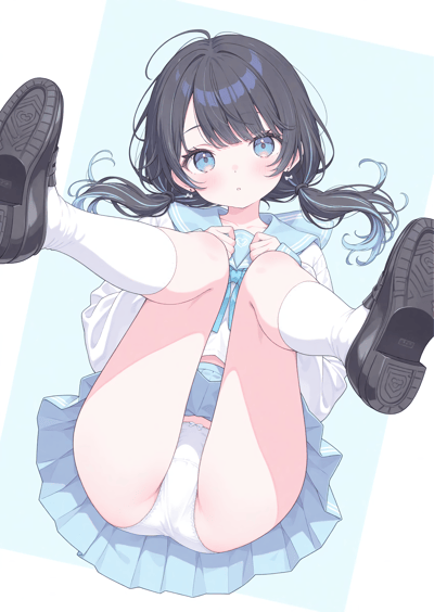 插画中是一位穿着蓝白相间水手服的少女，她有着黑色双马尾和蓝色大眼睛，正以双腿抬起的坐姿看向画面外，表情略带惊讶。白色长袜搭配黑色皮鞋，裙摆呈扇形展开，背景为浅蓝色方形色块，整体风格清新可爱，充满二次元动漫感。