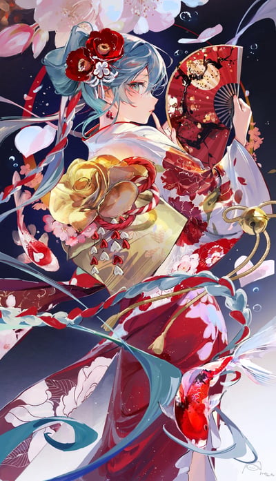 这是一幅绘制精美的二次元同人插画，主体是虚拟歌手初音未来：她身着带有樱花纹样的红白和风和服，标志性的蓝发挽起，搭配艳红色山茶发饰与耳坠，手持绘有花枝图案的红色折扇侧身回望。和服背后的金色带缔与红绳结华丽夺目，画面中飘落的樱花花瓣、身侧游动的红白锦鲤，与深色背景形成鲜明对比，整体色彩浓郁和谐，细节丰富，充满日式传统美学的雅致与华丽感。
