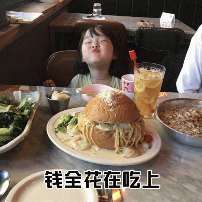 权律二面对美食的满足表情