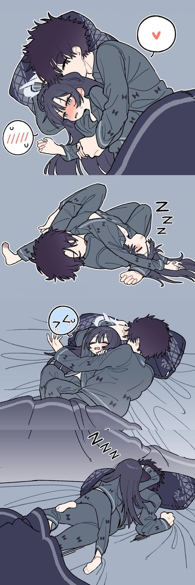 这是一组四格竖版原创卡通漫画，描绘了情侣睡前到入睡的趣味互动场景：
1. 第一格：穿着同款深灰色睡衣的男生亲昵地抱着女生，男生闭着眼露出满足神情，旁侧气泡是红心；女生脸红害羞，带着局促感，气泡是代表尴尬的红色线条。
2. 第二格：两人相拥躺平入睡，男生发出「Zzz」的鼾声。
3. 第三格：女生被抱得动弹不得，眉头紧皱、表情痛苦，气泡是代表难受的符号，明显被挤得十分不舒服。
4. 第四格：两人换了姿势，男生依旧紧紧抱着女生，继续打着鼾，女生还是被牢牢圈在怀里。
整体呈现出甜中带点小无奈的情侣日常，没有双关、谐音梗或暗示内容。