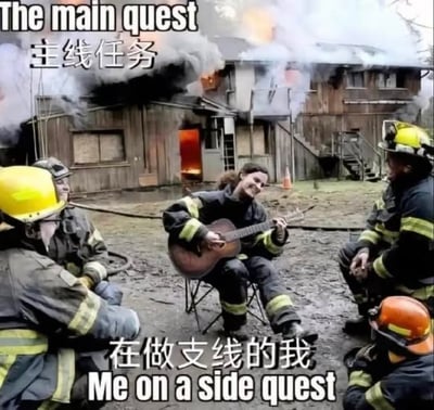 图片背景是一栋正在燃烧的木质房屋，浓烟滚滚，火势明显。前景中有几名身穿消防服、头戴安全帽的消防员，其中一人坐在折叠椅上悠闲地弹着吉他，其他消防员围坐一旁。图片上方有文字“The main quest 主线任务”，下方有文字“在做支线的我 Me on a side quest”。通过强烈的场景反差制造幽默效果：本该紧急处理“主线任务”（灭火）的消防员，却在专注于“支线任务”（弹吉他），形象地调侃了游戏中玩家常沉迷支线任务忽略主线的现象。