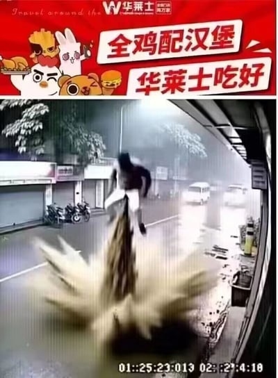 这是一张上下拼接的搞笑梗图，上半部分是华莱士的品牌宣传图，红色背景搭配多个可爱卡通形象，包括端着炸鸡的卡通角色、举着相机的兔子、抱着汉堡的小熊等，配有醒目的宣传标语“全鸡配汉堡 华莱士吃好”，顶部还有品牌标识“W 华莱士 全国门店两万家”；下半部分是一段监控视频截图，画面为雨夜的街头，路面有积水，一名路人的位置地面突然炸开大量水花，路人被水花弹起身体腾空，画面带有监控时间戳。这张梗图结合了网络上关于食用华莱士食品后易出现肠胃不适、腹泻的调侃，用监控画面中夸张的“水花炸开”场景，谐音对应“喷射”的调侃，以此制造恶搞搞笑的效果。