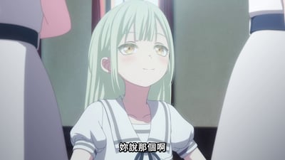 动画《MyGO!》中的场景截图，画面中央是一位有着浅绿色长发和黄色眼眸的少女，她穿着白色水手服，面带微笑，脸颊微红。她的左右两侧各有部分人物身影。画面底部有中文字幕：'妳說那個啊'。