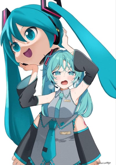 图中展示了VOCALOID角色初音未来的两种形象：上方是开心兴奋的Q版巨大初音头像，下方的初音则双手将这个大头举在头顶，脸上满是汗水，表情崩溃、气喘吁吁，身体还冒着热气，看起来极度疲惫。两种形象形成强烈反差，用幽默的方式表现出扮演或维持这个可爱形象背后的辛苦，让观者产生共情，同时也带有搞笑的效果。