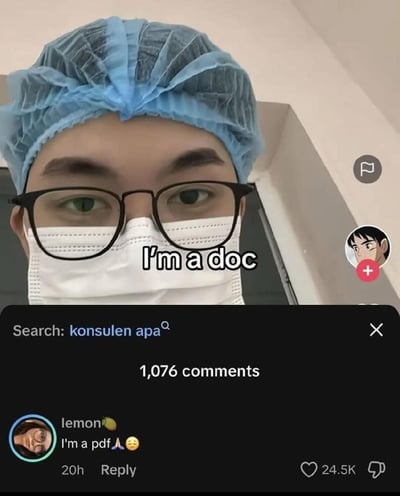 这是一张海外短视频平台的截图，画面上方是一位佩戴手术帽、医用口罩和眼镜的男性，脸上配文‘I'm a doc（我是医生）’；下方评论区中用户‘lemon’留下评论‘I'm a pdf 🙏😩’，玩起了谐音梗。

谐音梗说明：‘doc’（doctor医生的缩写）与‘pdf’发音相近，网友用‘I'm a pdf’制造反差笑点，调侃自己像PDF文件一样‘难以读懂’或‘死板无趣’，这条评论获得了24.5K的点赞。