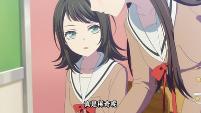 动漫《MyGO!》中的场景截图，展示了两名穿着棕色校服的女学生。其中一名黑发绿眼的女生表情平静地坐着，另一名女生从她身后靠近，似乎在对她说话。画面底部有字幕'真是稀奇呢'。