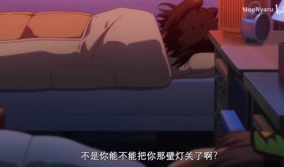 夜间卧室场景，紫色灯光营造出温馨氛围。一名棕色长发的动漫角色趴在床上，头部埋在枕头里，身上盖着米色毯子。床头柜上摆放着银色闹钟和台灯，右下角字幕显示“不是你能不能把你那壁灯关了啊？”，暗示角色因灯光受到打扰而发出请求。画面整体呈现日常居家的宁静感。