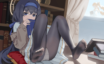一位蓝眼黑发的少女坐在窗边的书架前，她戴着蓝色发带，穿着黑色长袜，正用一本蓝色封面的书遮住半张脸。她的双腿弯曲抬起，姿态放松地靠在红色靠垫上，背景中可以看到阳光透过窗帘洒入，书架上摆满了各种书籍，营造出安静舒适的阅读氛围。