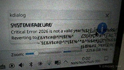 这是一张系统错误窗口的屏幕截图，窗口标题为“kdialog”，主要显示“SYSTEM FAILURE”错误信息，核心内容为“Critical Error: 2026 is not a valid year”（严重错误：2026不是有效年份），后续文本出现乱码。窗口底部有Zoom缩放滑块、“225.6 GB”存储信息和“0:00”时间显示，右下角有水印“@AkiraQ_love”。
图片通过模拟系统错误的形式，可能隐喻无法撑到2026年的绝望情绪，结合补充信息中“撑不到...”的文字，强化了负面情绪的表达。