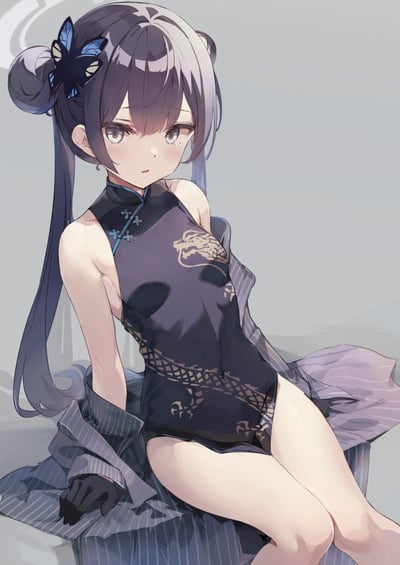 这是一张《蔚蓝档案》角色妃咲的同人插画，画面中的妃咲扎着双马尾盘发造型，发间点缀着蓝色蝴蝶发饰，身着带有金色龙纹图案的深色无袖旗袍，身侧搭着一件条纹外套，正以略带羞涩的柔和神情坐着，整体画风细腻清新，色调偏清冷柔和，凸显出角色温婉内敛的气质。
