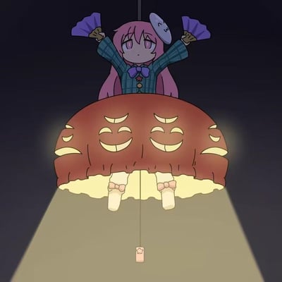 这是一张ACG爱好者自制的二次创作梗图，将《东方Project》中的角色秦心与万圣节南瓜吊灯结合，利用视觉错位效果，把秦心的裙子改造成带有南瓜笑脸镂空的发光灯罩，双腿垂在灯罩下方，她双手举着紫色扇子和面具，营造出角色变成吊灯的趣味搞怪场景，充满万圣节的节日氛围。