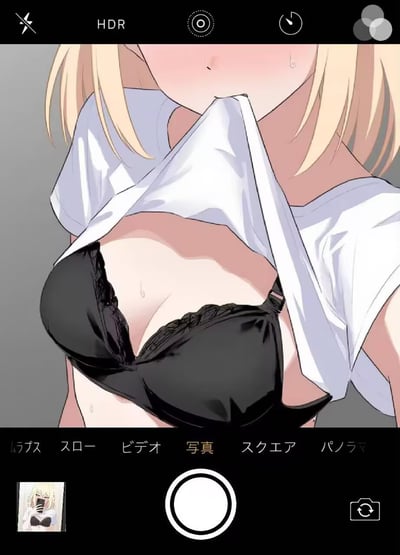 这是一张模拟手机相机拍摄视角的AI生成动漫插画，画面中的金发少女将白色短袖T恤撩起，露出带有蕾丝装饰的黑色内衣，胸口和额头挂着汗珠，呈现出燥热的状态，正用手机自拍记录这个画面。相机界面顶部有HDR等拍摄功能按钮，底部是日文的拍摄模式选项，当前选中「写真（照片）」模式，左下角还有拍摄预览小图。
