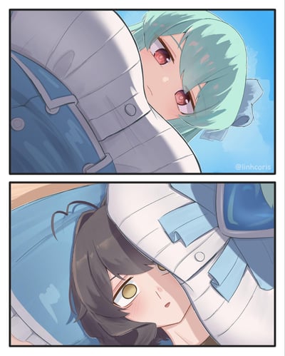 这是一组上下分栏的原创二次元短篇漫画：上半部分呈现绿发红瞳的少女，从一个白色带蓝边的物体后探出头，眼神柔和；下半部分揭晓这个物体其实是黑发金瞳少女的上衣，黑发少女正躺着，脸颊泛起红晕，眼神带着惊讶与羞涩，展现出两人之间温馨亲昵的互动氛围，没有双关、谐音梗或暗示内容。