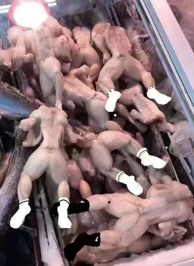 超市冷冻柜里的生鸡肉被P上了人类的肌肉腿和白色袜子，整齐地堆放在一起，形成一种荒诞又搞笑的视觉效果。这些“肌肉鸡”有着发达的腿部线条，配上袜子后仿佛一群准备健身的鸡，让人忍俊不禁。