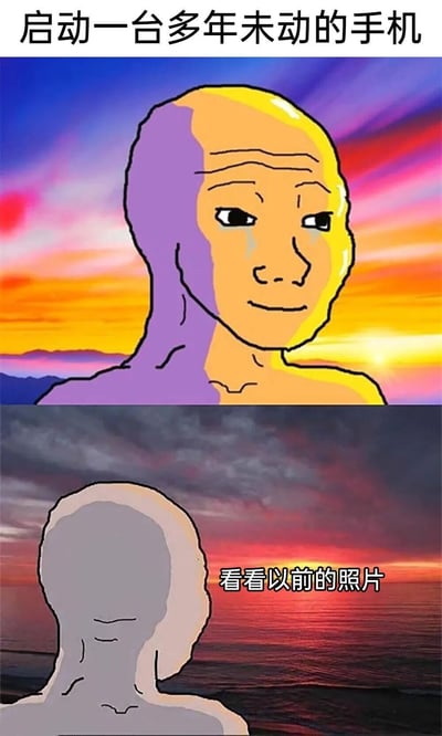 该图为上下两格拼接的卡通风格梗图。上格背景是色彩鲜艳的渐变日落天空，画面主体是一个光头卡通人物，脸部呈现紫色与黄色的渐变效果，表情平静略带感慨，上方配有文字“启动一台多年未动的手机”。下格背景是海面日落景象，天空呈暗色调，展示该卡通人物的背影，下方配有文字“看看以前的照片”。整体通过前后对比，生动展现了启动多年未用的手机并翻看旧照片时的怀旧情绪。