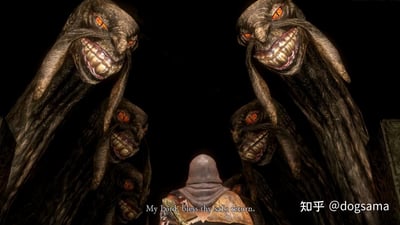 这是魂类游戏《黑暗之魂2》的游戏内截图，画面中一名戴着兜帽的玩家自定义角色背对着镜头，被六张造型诡异的巨大人面环绕。这些人面有着下垂的长耳、橙红色的发光眼睛，咧开的大嘴露出泛黄的牙齿，表情既狰狞又带着谄媚感。画面底部显示英文台词“My Lord, bless thy safe return.”（吾主，恭迎您平安归来），整体氛围压抑怪诞，这种诡异的互动场景是游戏中阿玛那祭坛区域的标志性内容，反差感拉满，成为玩家津津乐道的名场面。