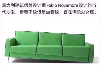 图片展示了一款由意大利建筑师兼设计师Fabio Novembre设计的当代风格沙发。沙发主体为亮眼的绿色，采用三座位设计，整体呈现出视觉上的倾斜感，搭配金属材质的细长腿部，从外观上看似乎结构不稳定。图片上方配有文字说明：“看着不稳但是坐着稳，旨在谋杀处女座”。这里的“谋杀处女座”是一种幽默调侃，利用处女座通常追求对称、秩序和稳定的性格特点，与沙发看似失衡却实际稳固的设计形成反差萌，制造出搞笑效果。