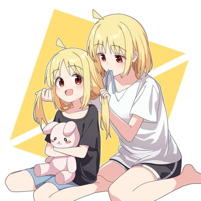 画面展示了金发红瞳的同一少女的幼年与成年两个阶段，成年少女正咬着蓝色发带，认真地给幼年的自己编辫子；幼年少女抱着粉色兔子玩偶，睁着圆溜溜的红眼睛，露出开心的笑容，整体氛围软萌治愈，充满了温馨的成长感。