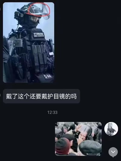 这是一组聊天平台的梗图拼接内容：上方是一张恶搞的战术安保装备图，红圈标注了头盔上翻的透明面罩，配文提问“戴了这个还要戴护目镜的吗”；下方用DC电影《蝙蝠侠：黑暗骑士崛起》中贝恩面罩被摘下的经典场景图回应，玩了设计恶搞的梗——这头盔的透明面罩是朝上翻起的，真正的眼部防护就是里面的护目镜，用贝恩被摘面罩的名场面暗示“摘下这个面罩才是真实的防护”，以戏谑的方式解答了装备疑问，充满搞笑反差感。