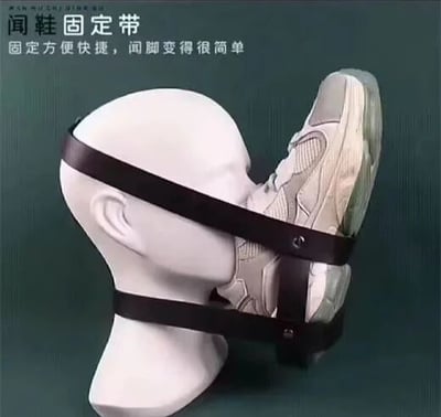图片中展示了一个白色人体模型头，头部被一条黑色皮带固定住一只灰色运动鞋，运动鞋紧贴模型的嘴部区域。图片上方配有文字“闻鞋固定带 固定方便快捷，闻脚变得很简单”。整体内容通过荒诞的产品设计制造幽默效果，讽刺了那些看似实用却毫无实际意义的奇葩发明。